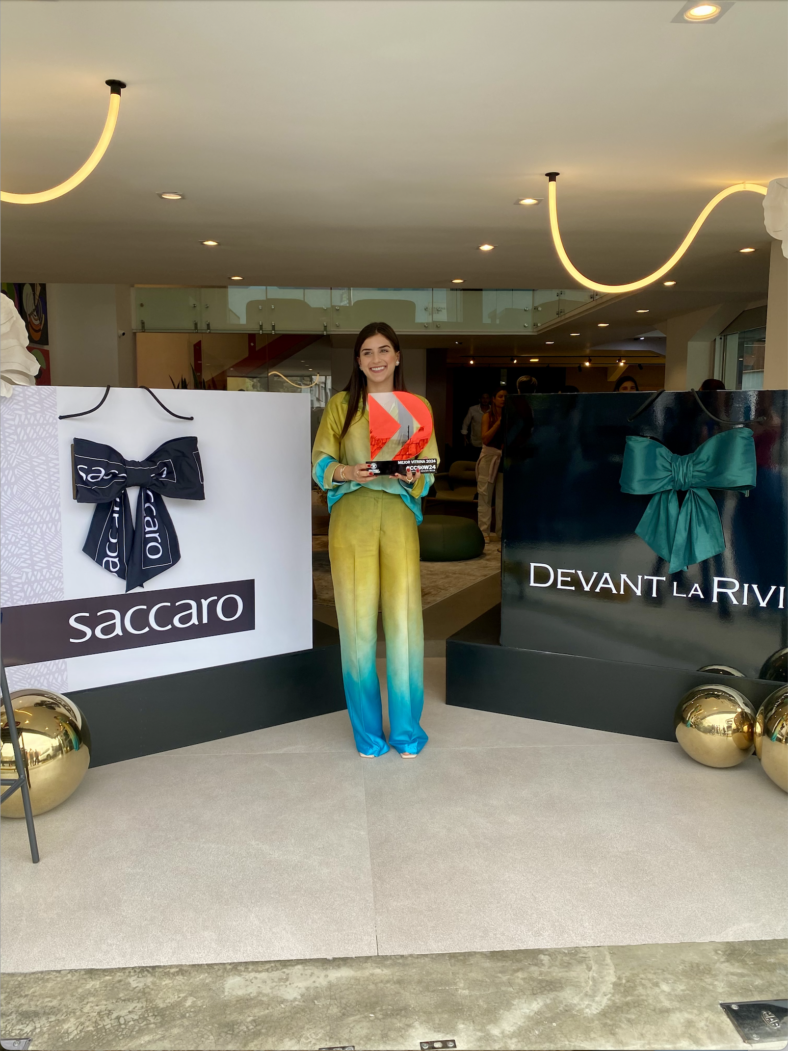 La tienda Saccaro y Devant La Riviere vitrina ganadora del concurso 2024